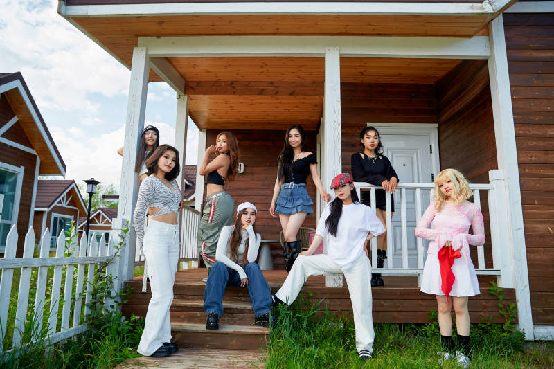 旅游景区民宿外拍照欣赏风景的一群姑娘们图片