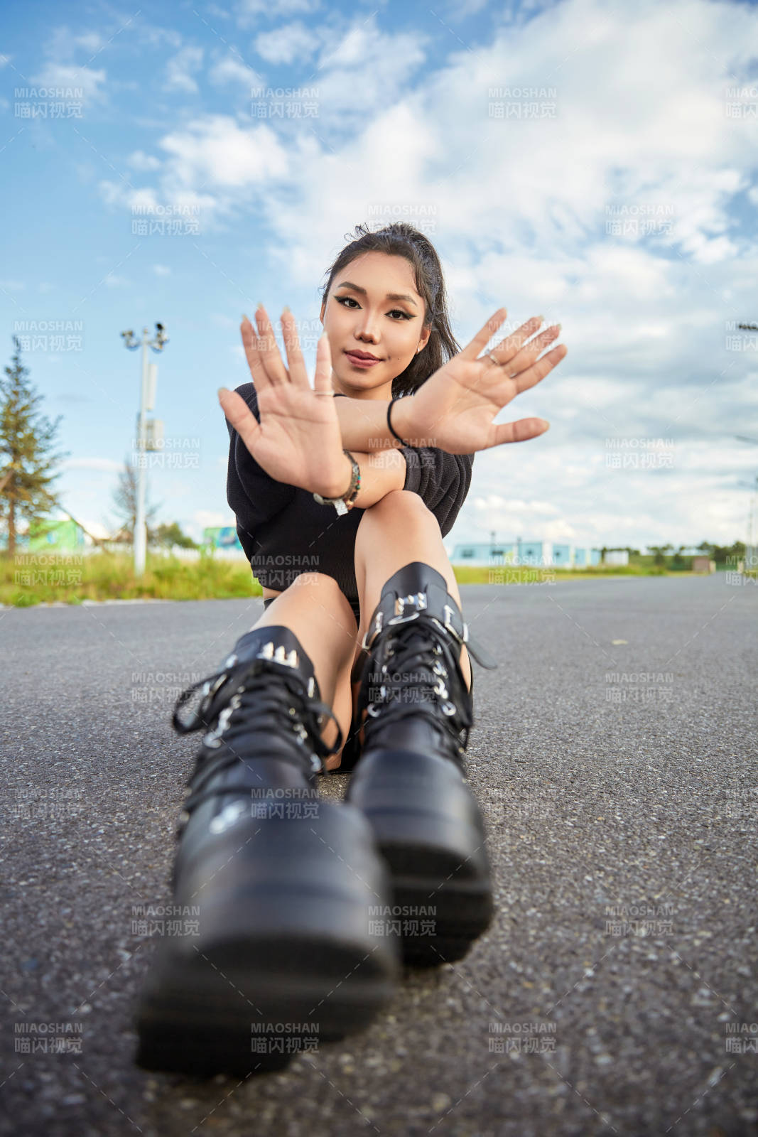 在坝上草原景区旅游拍照的亚洲女性图片