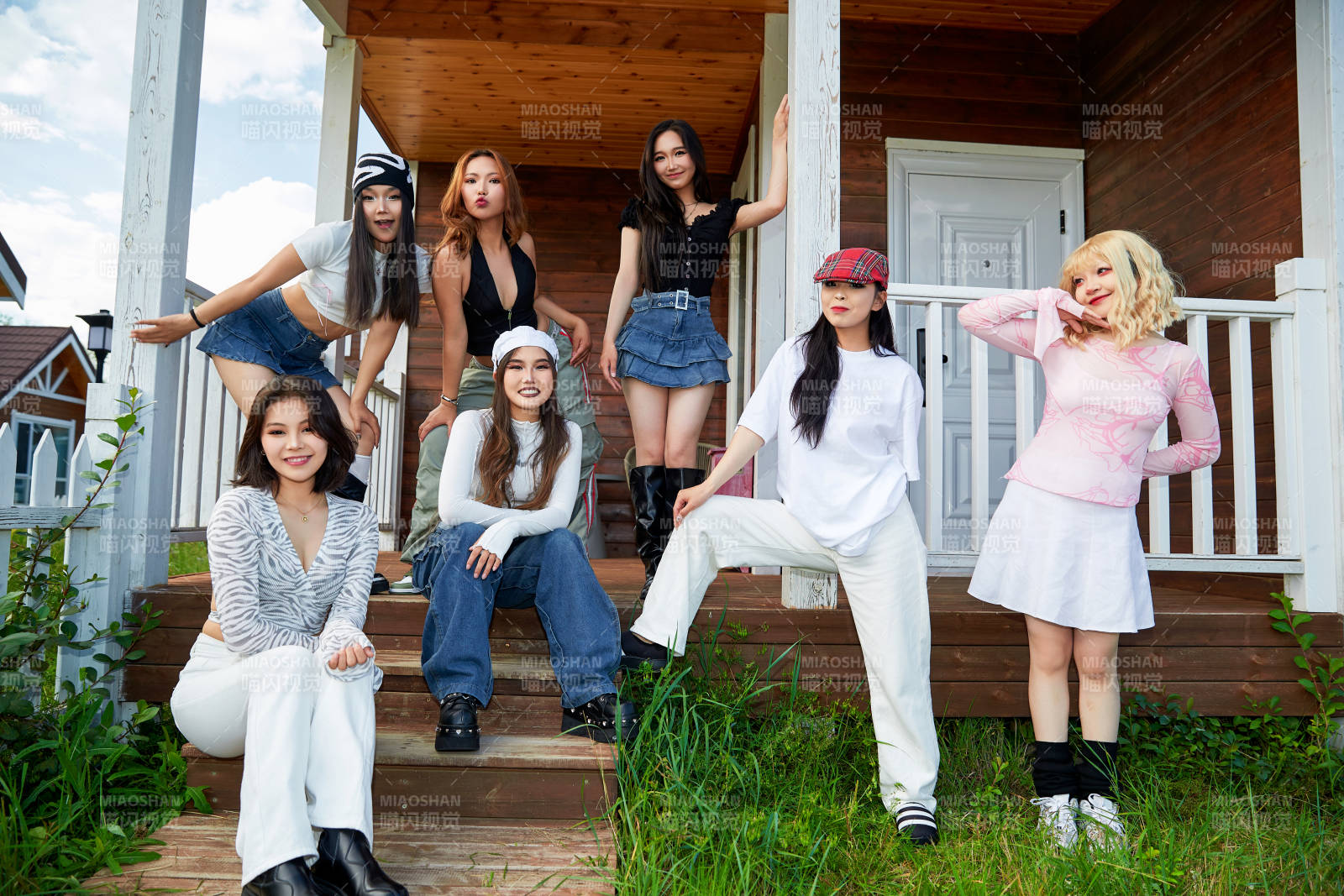 旅游景区民宿外拍照欣赏风景的一群姑娘们图片