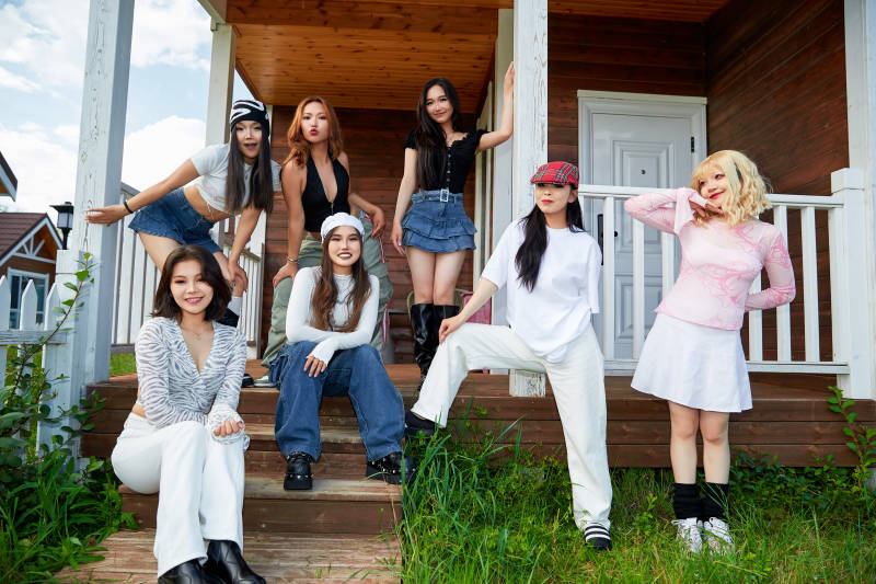 旅游景区民宿外拍照欣赏风景的一群姑娘们图片