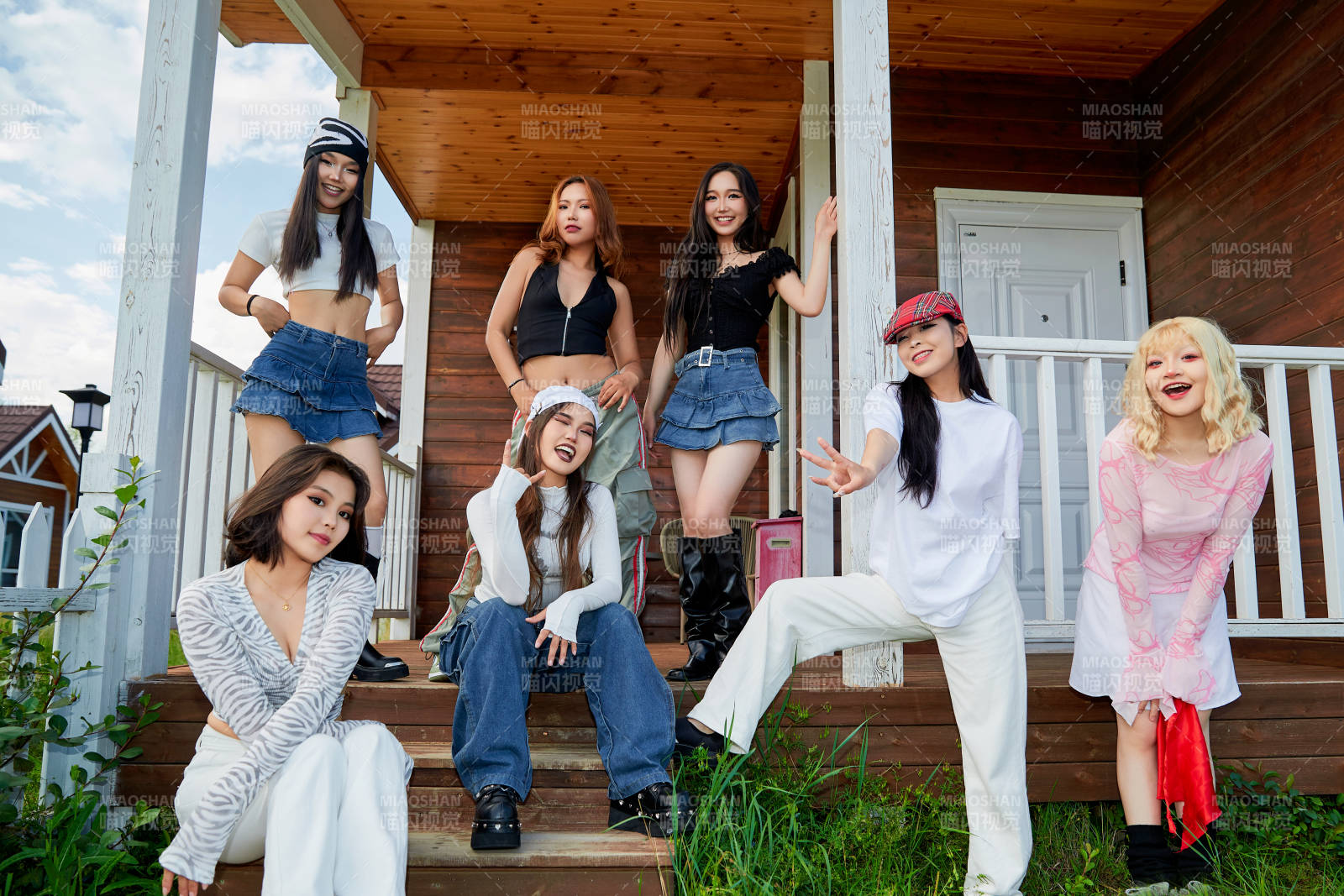旅游景区民宿外拍照欣赏风景的一群姑娘们图片