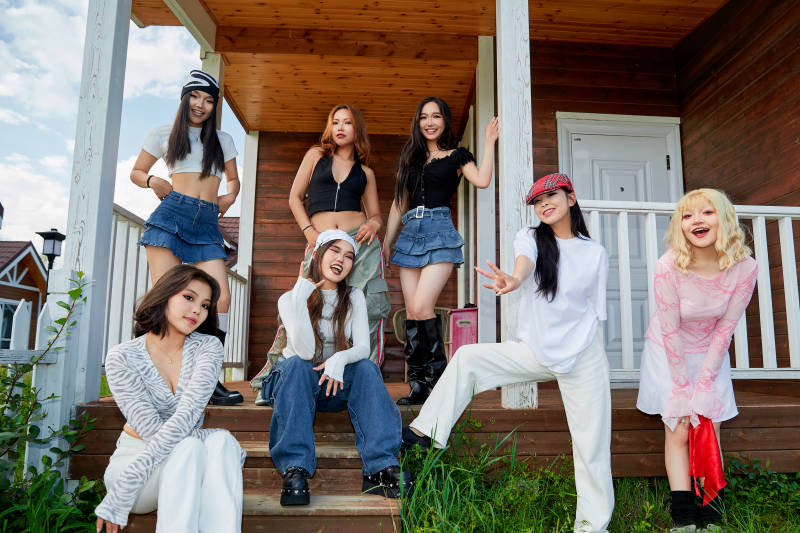 旅游景区民宿外拍照欣赏风景的一群姑娘们图片