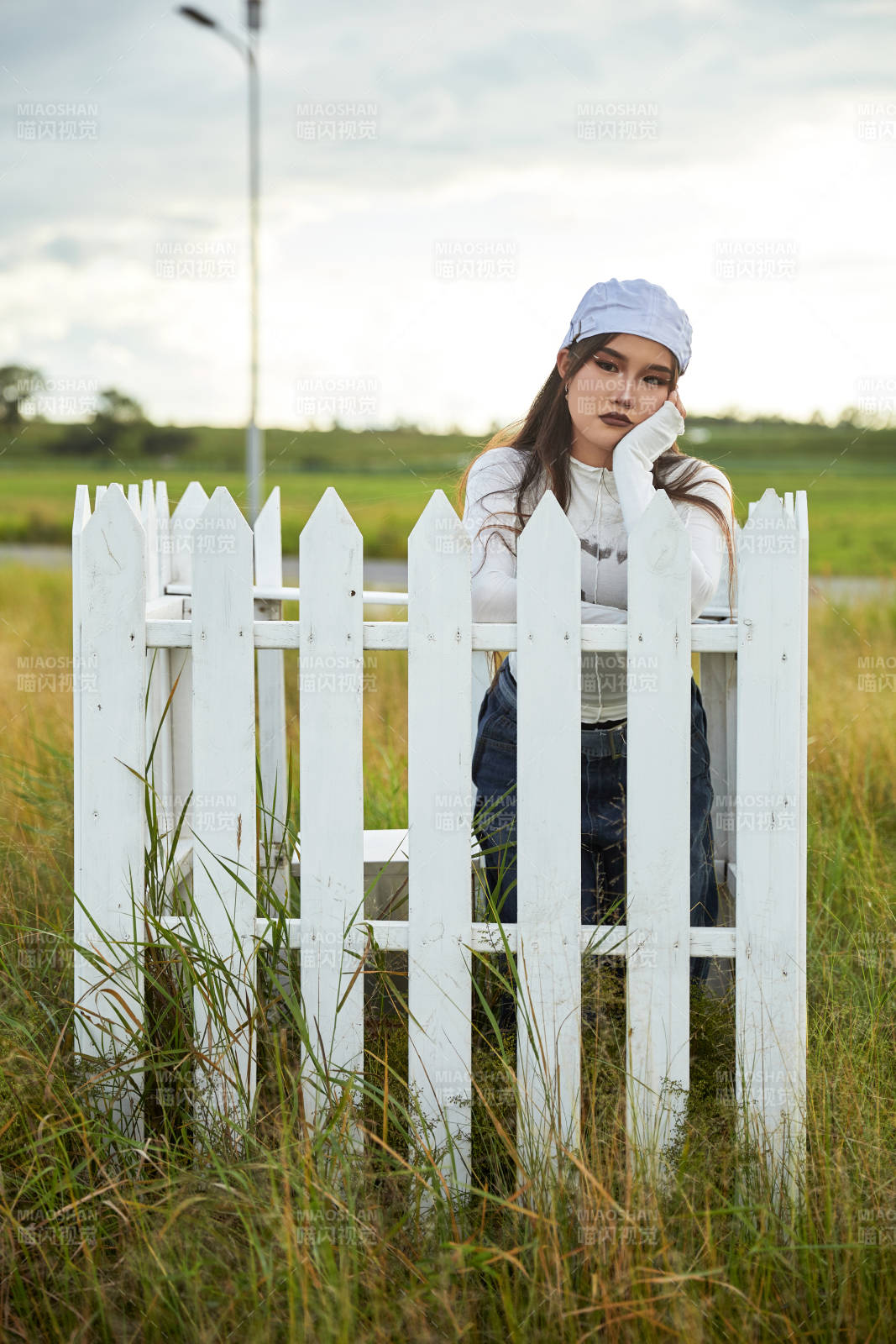在坝上草原景区旅游拍照的亚洲女性图片