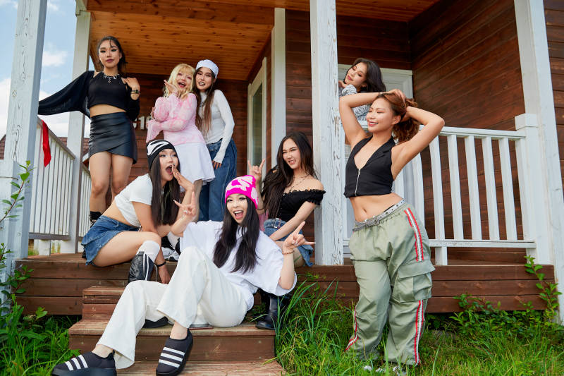 旅游景区民宿外拍照欣赏风景的一群姑娘们图片