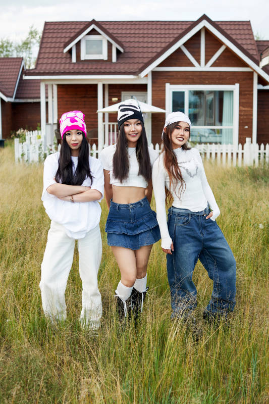 在旅游景区民宿外游玩拍照的三个姑娘们图片