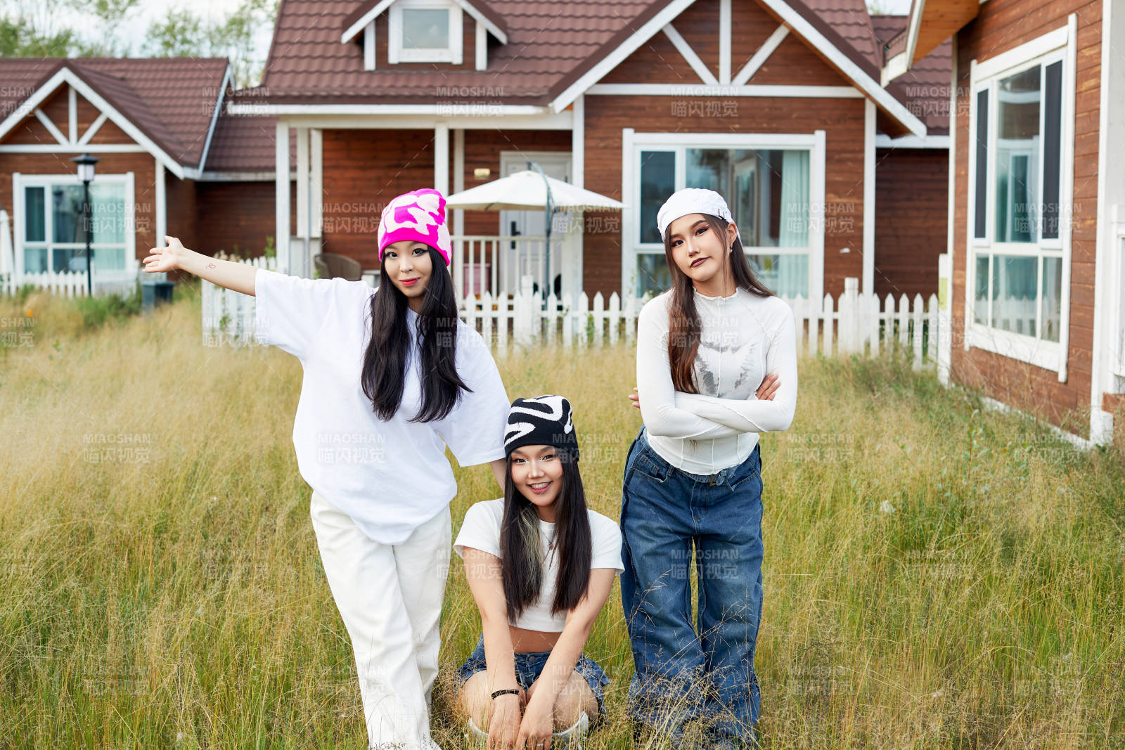 在旅游景区民宿外游玩拍照的三个姑娘们图片