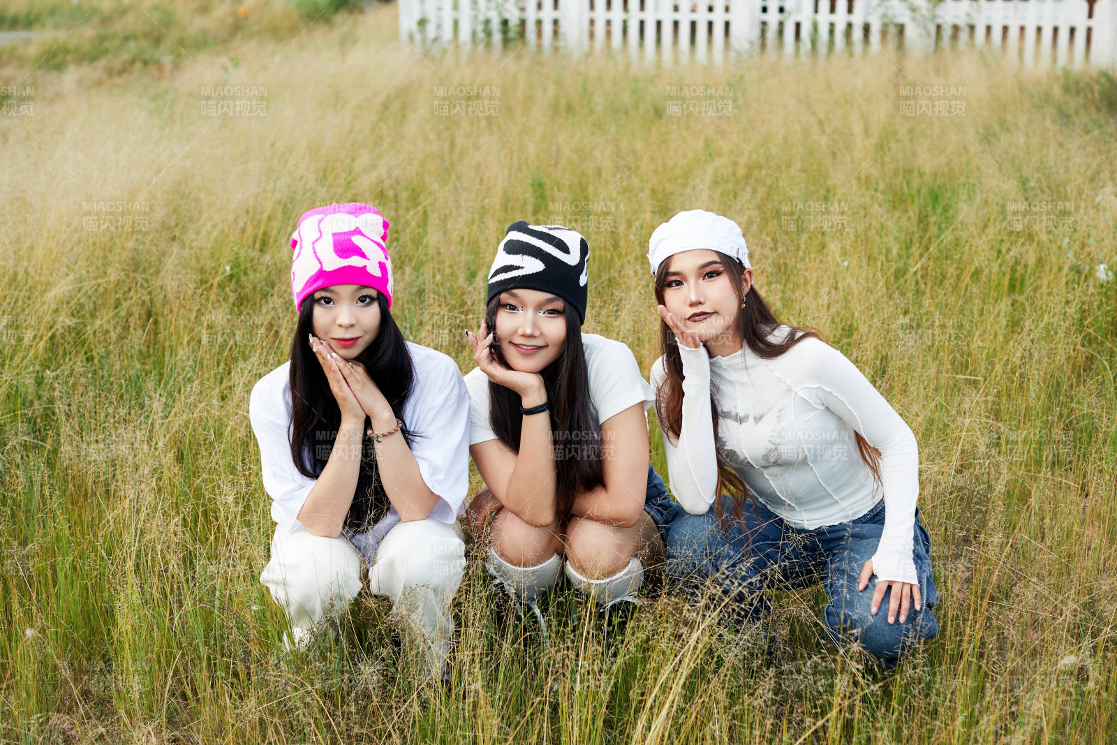 在旅游景区民宿外游玩拍照的三个姑娘们图片