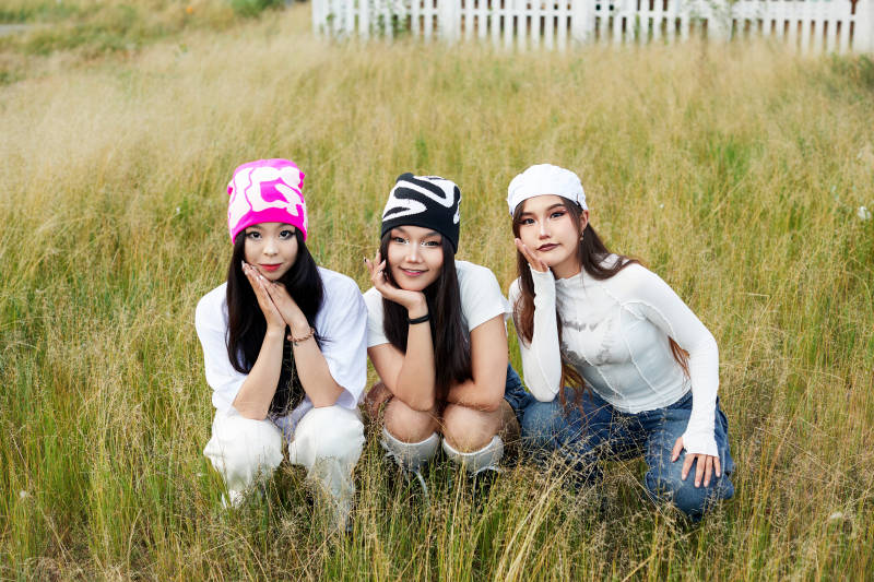 在旅游景区民宿外游玩拍照的三个姑娘们图片