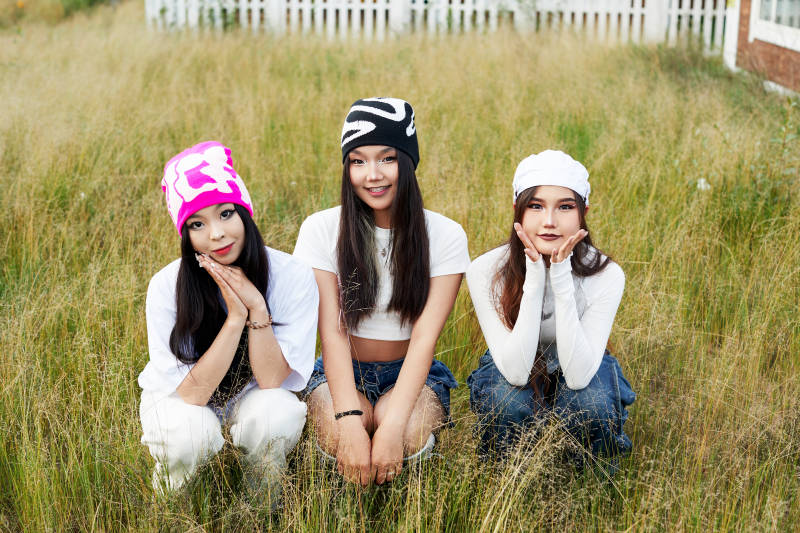 在旅游景区民宿外游玩拍照的三个姑娘们图片