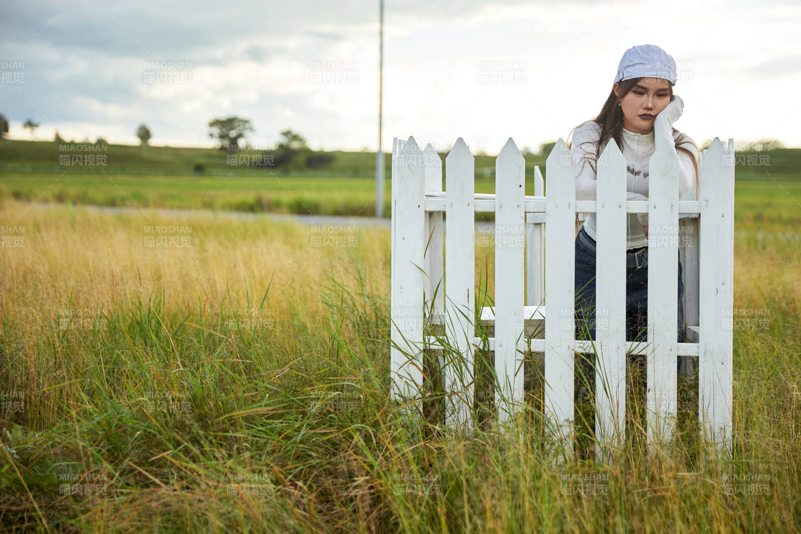 在坝上草原景区旅游拍照的亚洲女性图片