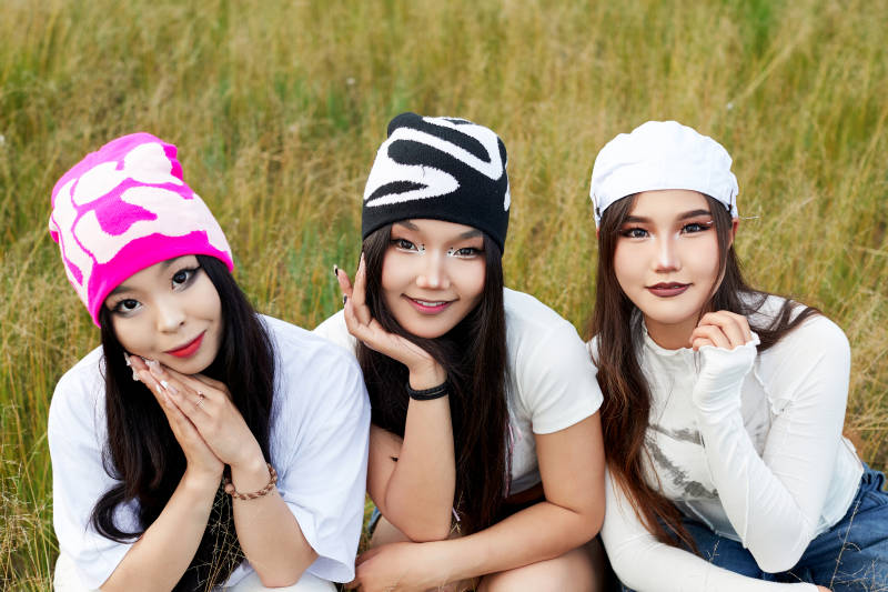 在旅游景区民宿外游玩拍照的三个姑娘们图片