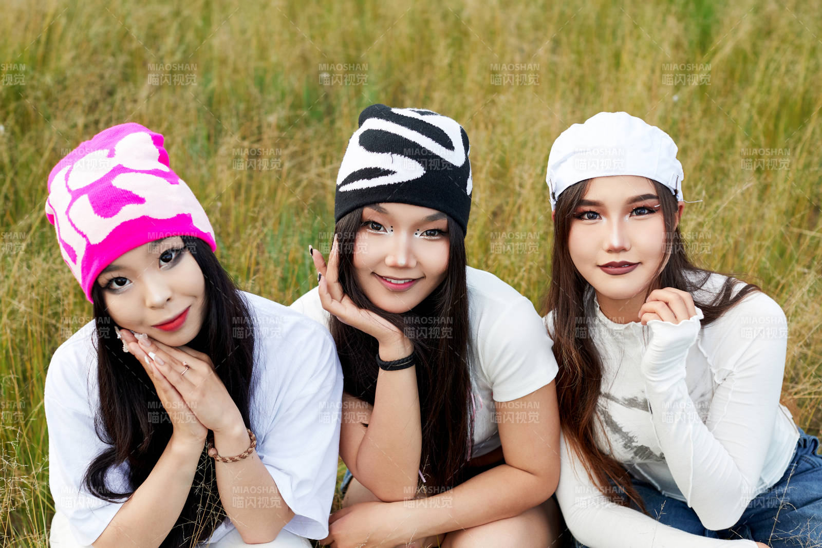 在旅游景区民宿外游玩拍照的三个姑娘们图片