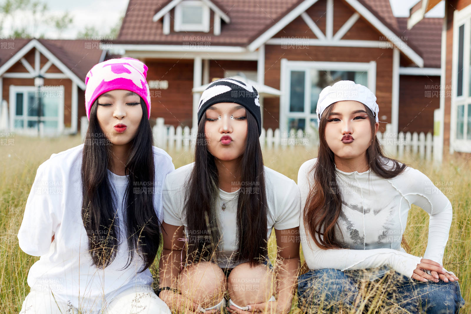 在旅游景区民宿外游玩拍照的三个姑娘们图片