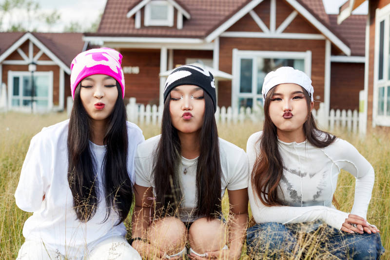 在旅游景区民宿外游玩拍照的三个姑娘们图片