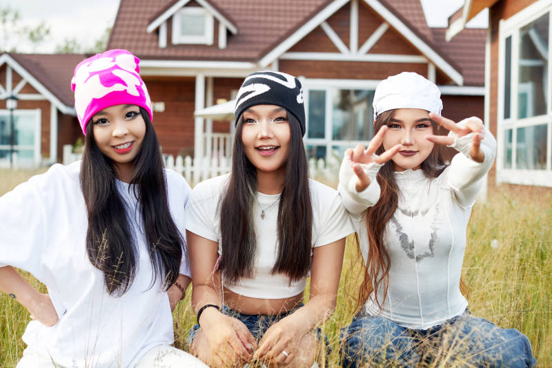 在旅游景区民宿外游玩拍照的三个姑娘们图片