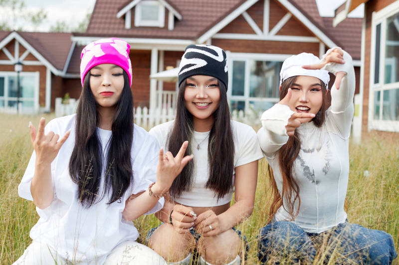 在旅游景区民宿外游玩拍照的三个姑娘们图片