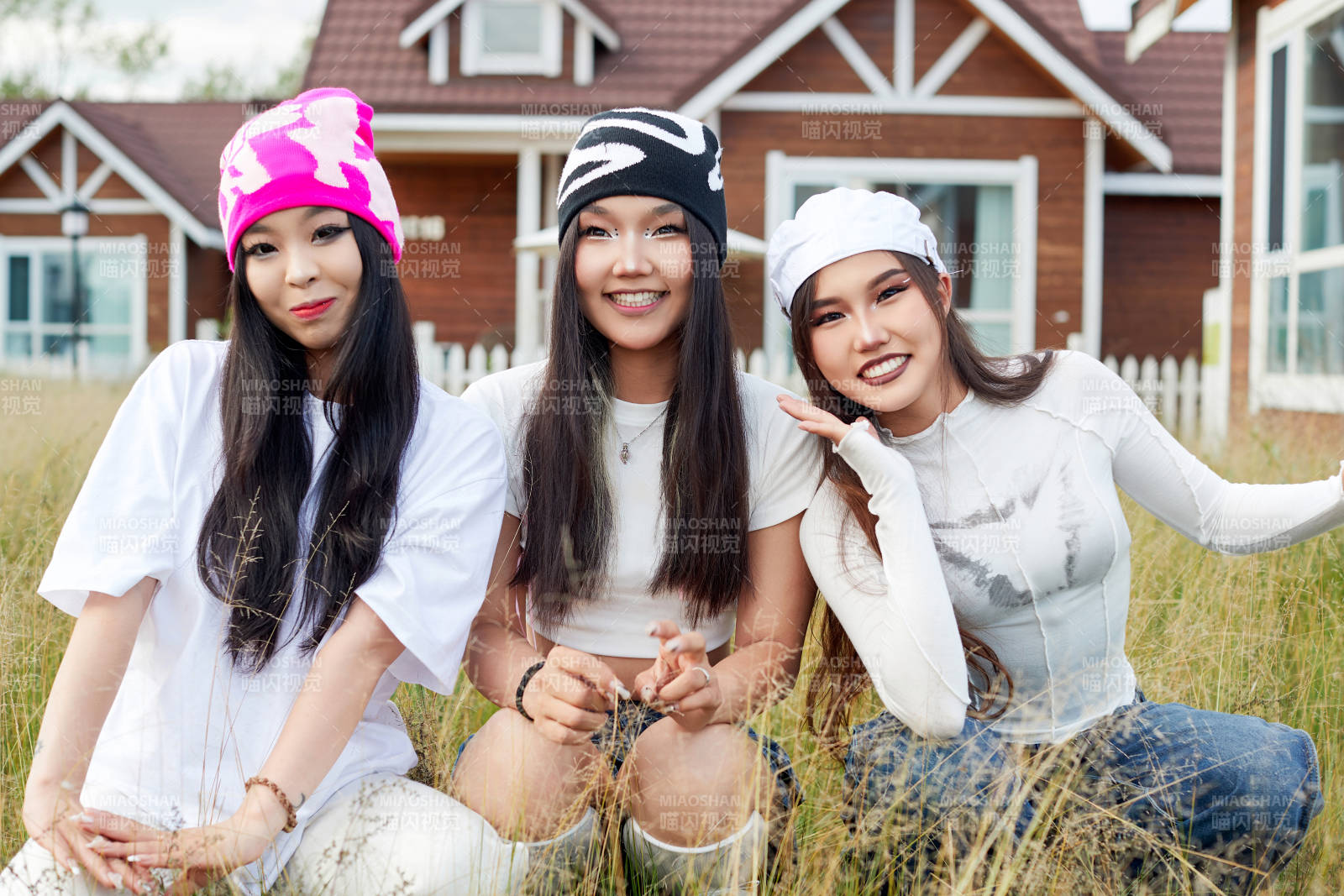 在旅游景区民宿外游玩拍照的三个姑娘们图片