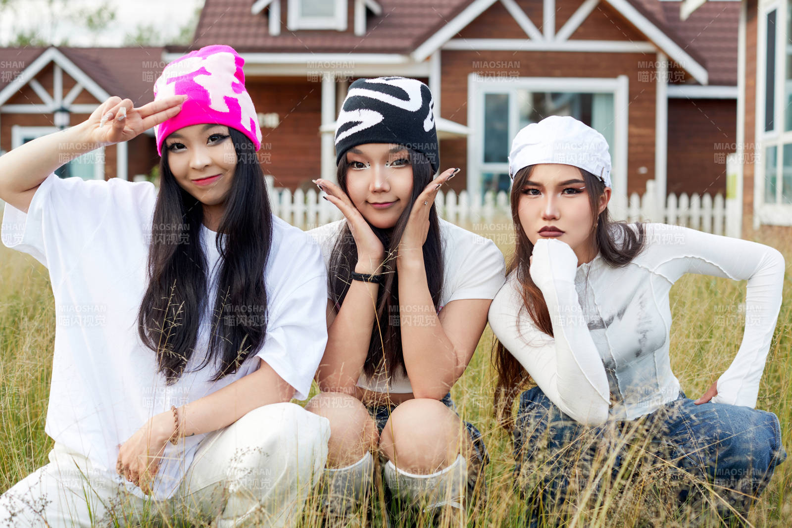 在旅游景区民宿外游玩拍照的三个姑娘们图片