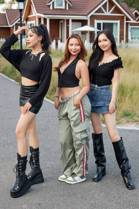 在旅游景区民宿外游玩拍照的蒙古族姑娘们图片