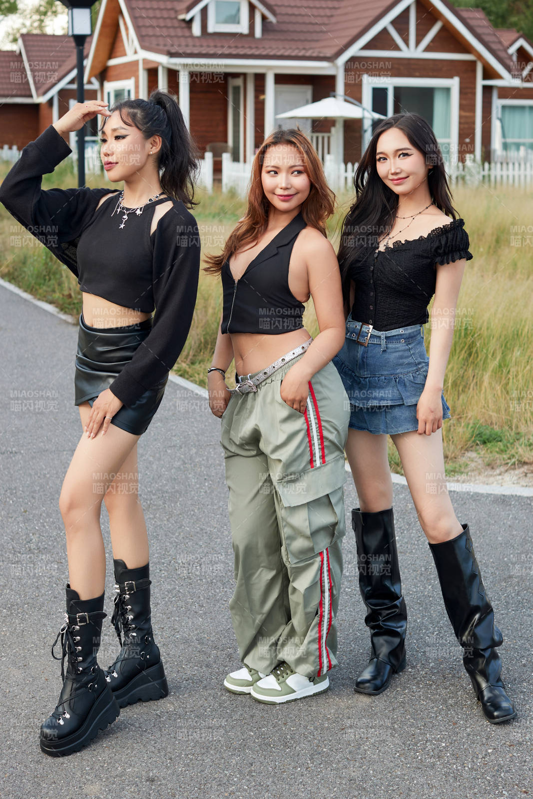 在旅游景区民宿外游玩拍照的蒙古族姑娘们图片