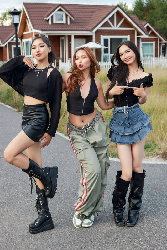 在旅游景区民宿外游玩拍照的蒙古族姑娘们图片