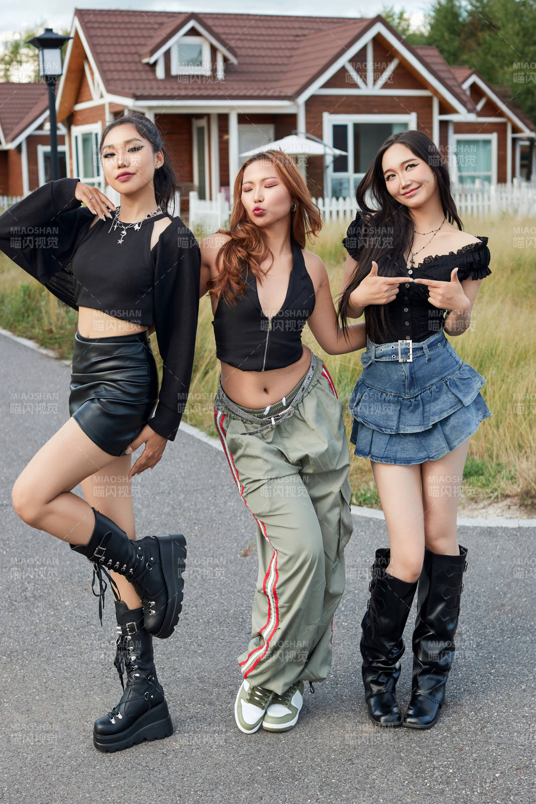 在旅游景区民宿外游玩拍照的蒙古族姑娘们图片