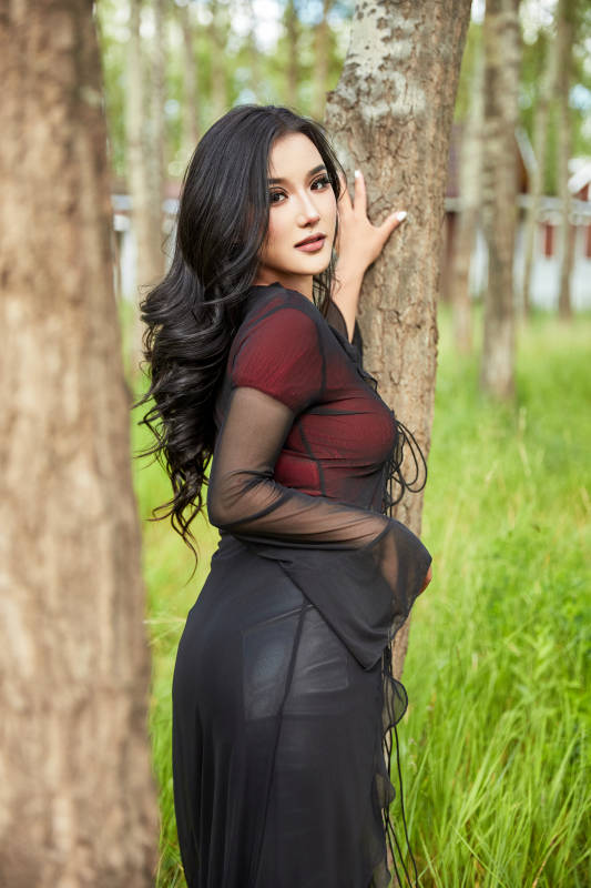 穿着性感服饰在户外拍照的亚洲女性图片