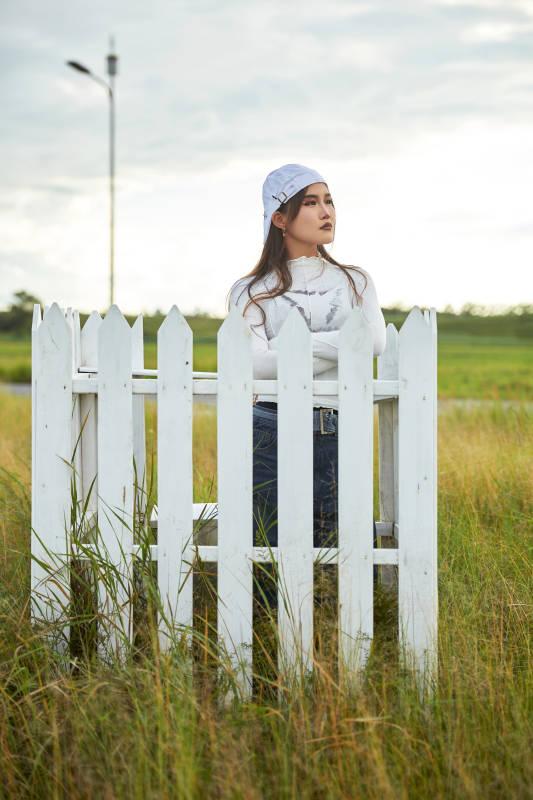 在坝上草原景区旅游拍照的亚洲女性图片