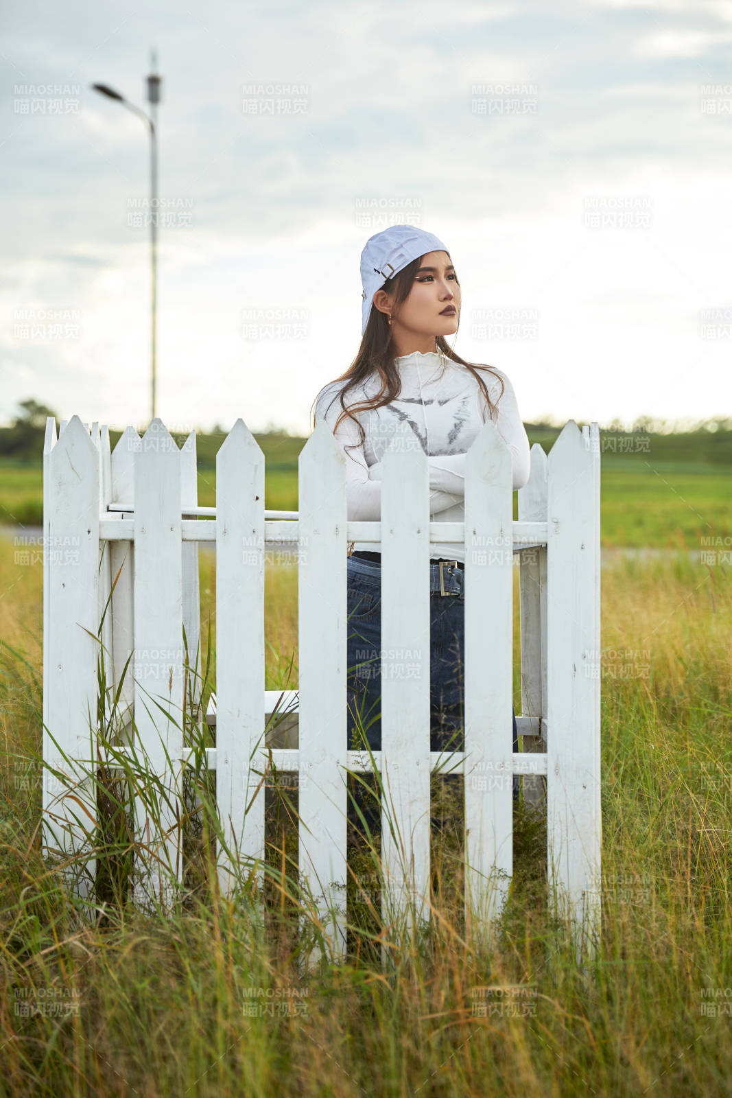 在坝上草原景区旅游拍照的亚洲女性图片