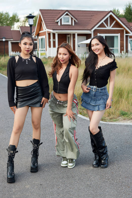 在旅游景区民宿外游玩拍照的蒙古族姑娘们图片