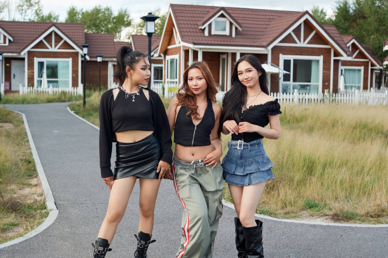 在旅游景区民宿外游玩拍照的蒙古族姑娘们图片