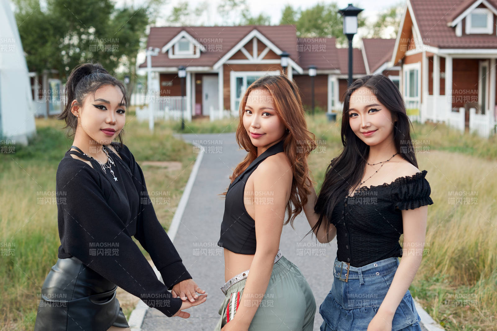 在旅游景区民宿外游玩拍照的蒙古族姑娘们图片