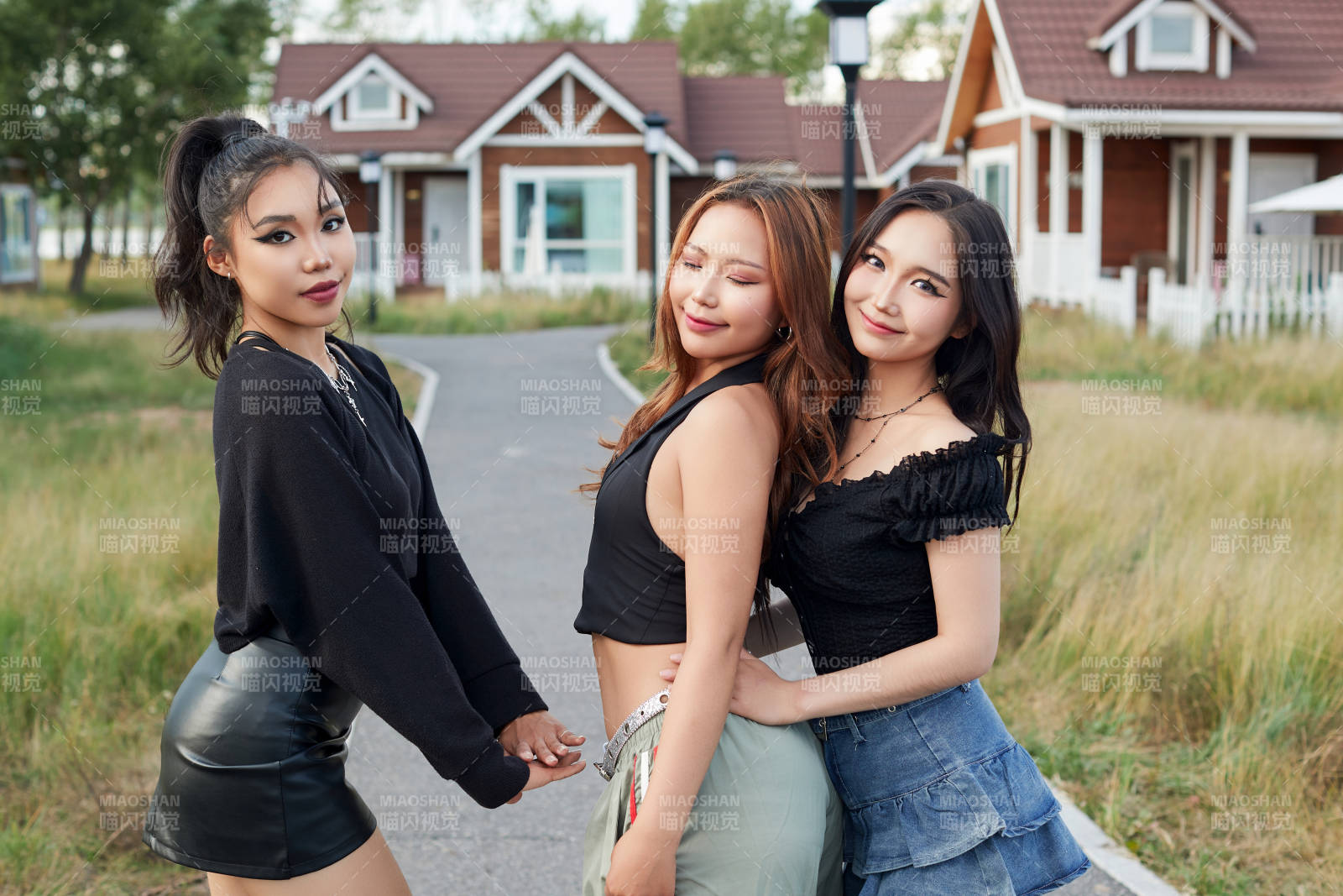 在旅游景区民宿外游玩拍照的蒙古族姑娘们图片