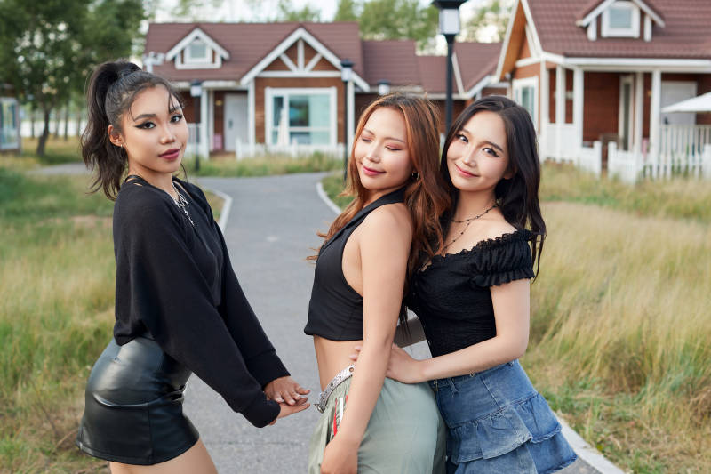 在旅游景区民宿外游玩拍照的蒙古族姑娘们图片