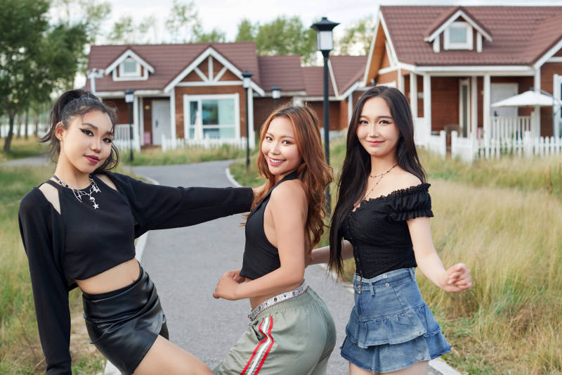 在旅游景区民宿外游玩拍照的蒙古族姑娘们图片