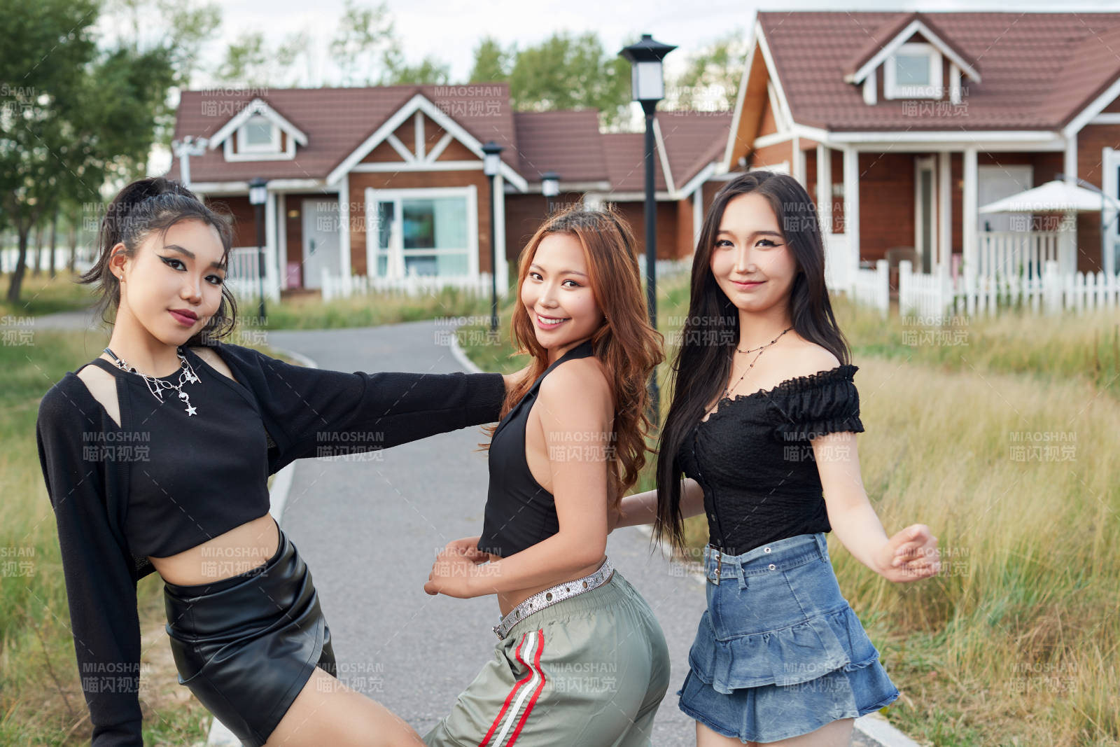 在旅游景区民宿外游玩拍照的蒙古族姑娘们图片