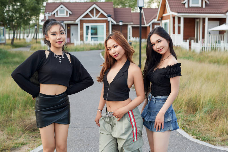 在旅游景区民宿外游玩拍照的蒙古族姑娘们图片