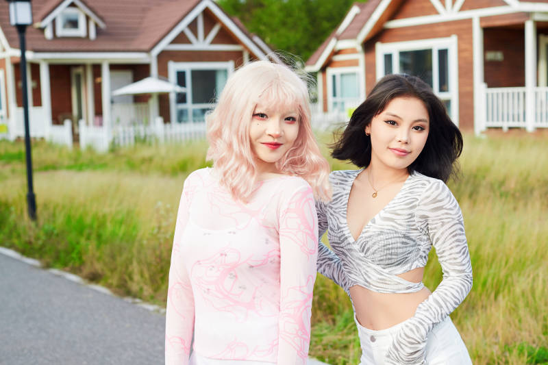 在户外游玩拍照亲密无间的闺蜜图片