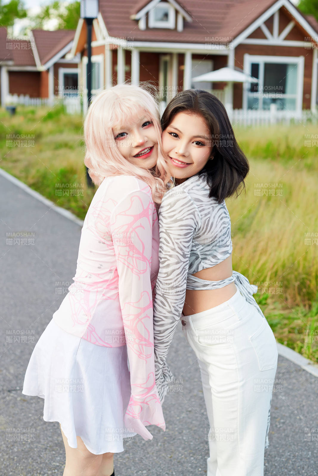 在户外游玩拍照亲密无间的闺蜜图片