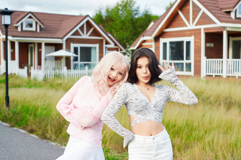 在户外游玩拍照亲密无间的闺蜜图片