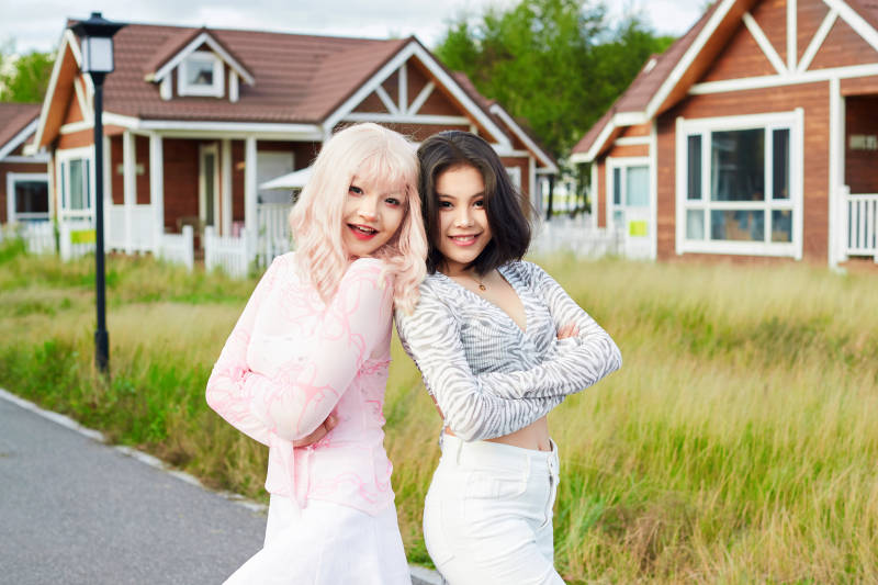 在户外游玩拍照亲密无间的闺蜜图片