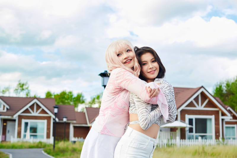 在户外游玩拍照亲密无间的闺蜜图片