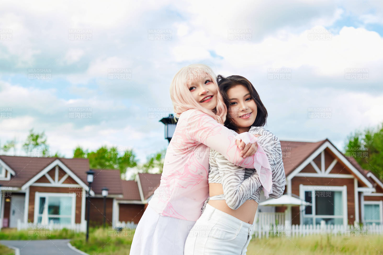 在户外游玩拍照亲密无间的闺蜜图片