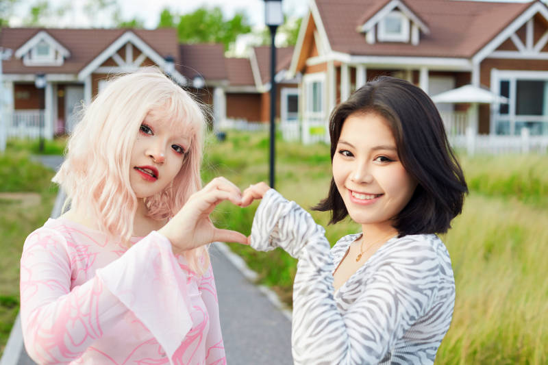 在户外游玩拍照亲密无间的闺蜜图片