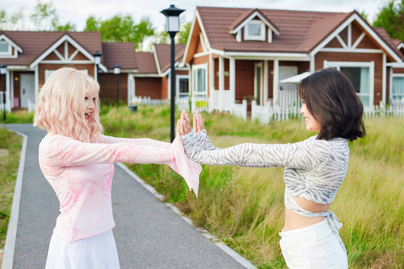 在户外游玩拍照亲密无间的闺蜜图片