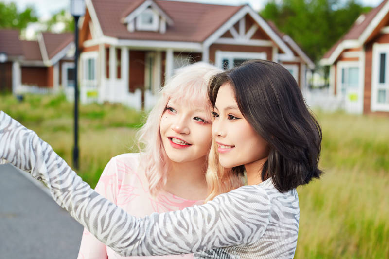 在户外游玩拍照亲密无间的闺蜜图片