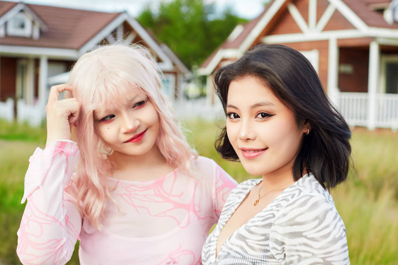 在户外游玩拍照亲密无间的闺蜜图片