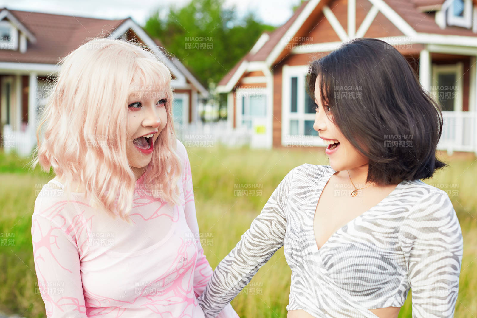 在户外游玩拍照亲密无间的闺蜜图片