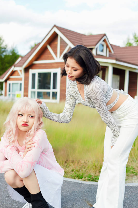 在户外游玩拍照亲密无间的闺蜜图片