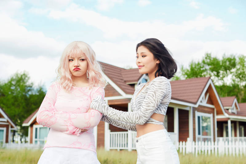 在户外游玩拍照亲密无间的闺蜜图片